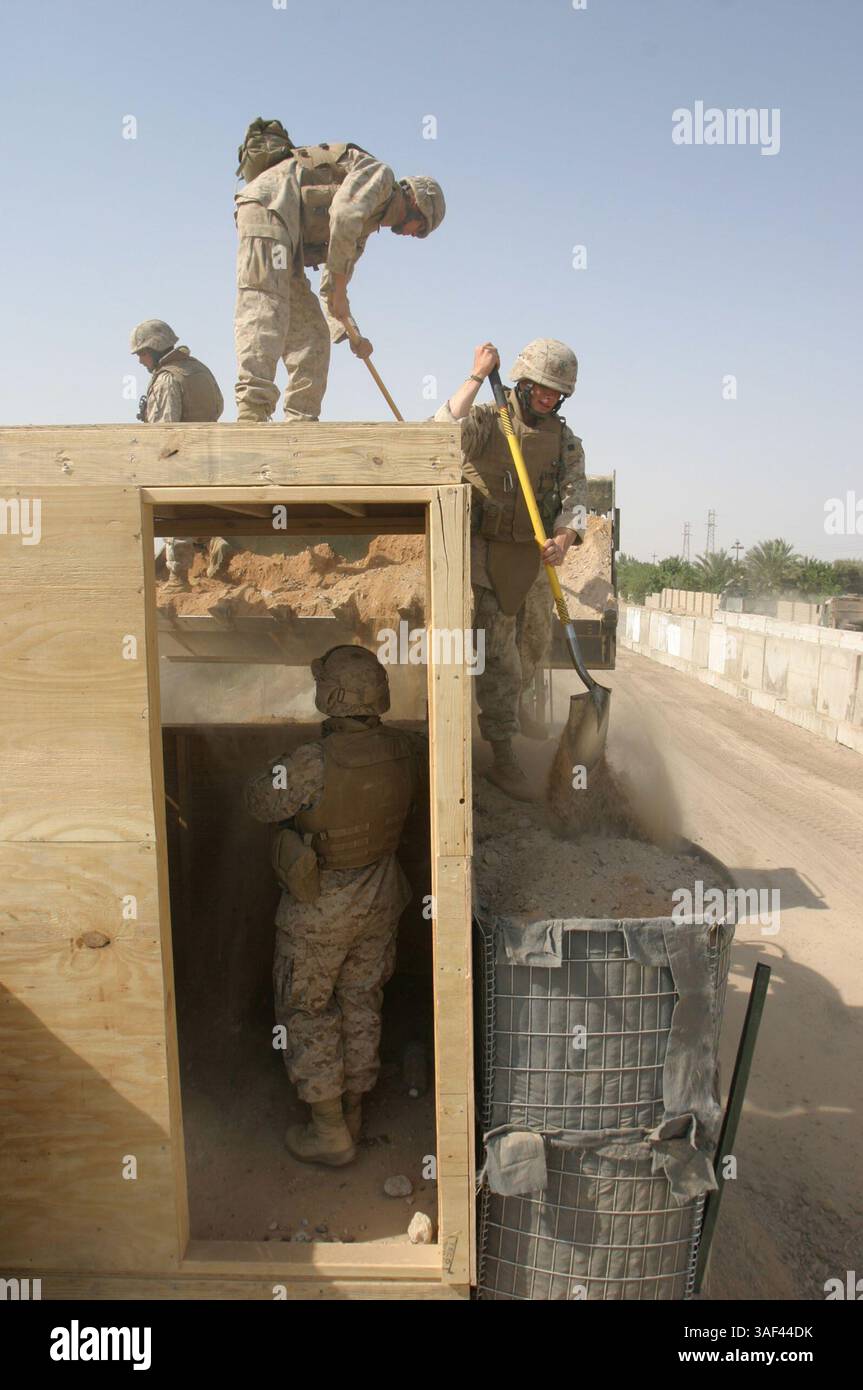 11 aprile 2005; Fallujah, Iraq; i marines con la compagnia B, 8th Engineer Support Battalion, Combat Logistics Brigade 8, 2nd Force Service Support Group (Forward) riempiono le barriere di sabbia durante la costruzione di un punto di controllo di entrata a Fallujah. Il più grande ECP è stato costruito per gestire il pesante flusso di traffico verso la città. Credito obbligatorio: Foto di LCpl. Aaron P. Mankin/DOD/ZUMA Press. (©) Copyright 2005 di US DOD Photo Foto Stock