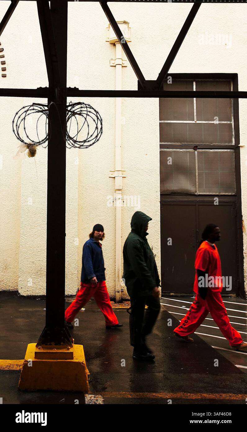 20 marzo 2005; San Quentin, CA, Stati Uniti; San Quentin è la più antica e famosa istituzione correzionale della California. La prigione oggi include un centro di accoglienza per nuovi impegni, un'unità per la violazione della libertà vigilata, unità per la popolazione generale e un'unità minima per il personale di sicurezza. L'unica camera a gas dello stato e il braccio della morte per tutti i detenuti condannati maschi si trovano a San Quentin. Un totale di 560 uomini condannati sono nel braccio della morte di San Quentin. Per facilitare l'identificazione, sono rivestiti in denim blu a differenza della popolazione generale. Foto Stock