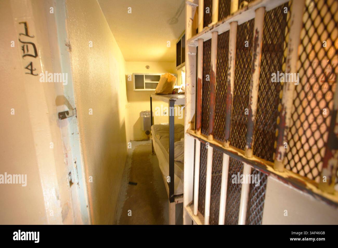 20 marzo 2005; San Quentin, CA, Stati Uniti; San Quentin è la più antica e famosa istituzione correzionale della California. La prigione oggi include un centro di accoglienza per nuovi impegni, un'unità per la violazione della libertà vigilata, unità per la popolazione generale e un'unità minima per il personale di sicurezza. L'unica camera a gas dello stato e il braccio della morte per tutti i detenuti condannati maschi si trovano a San Quentin. Un totale di 560 uomini condannati sono nel braccio della morte di San Quentin. Per facilitare l'identificazione, sono rivestiti in denim blu a differenza della popolazione generale. Foto Stock