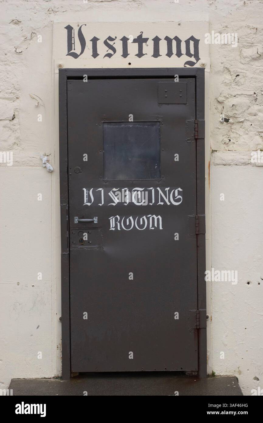 20 marzo 2005; San Quentin, CA, Stati Uniti; San Quentin è la più antica e famosa istituzione correzionale della California. La prigione oggi include un centro di accoglienza per nuovi impegni, un'unità per la violazione della libertà vigilata, unità per la popolazione generale e un'unità minima per il personale di sicurezza. L'unica camera a gas dello stato e il braccio della morte per tutti i detenuti condannati maschi si trovano a San Quentin. Un totale di 560 uomini condannati sono nel braccio della morte di San Quentin. Per facilitare l'identificazione, sono rivestiti in denim blu a differenza della popolazione generale. Foto Stock