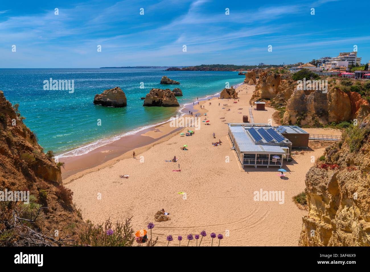 Portimao tre castelli spiaggia con caffè Algarve Portugal by Praia da Rocha Foto Stock