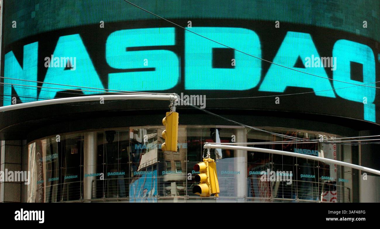 22 aprile 2005; New York, NY, Stati Uniti; scheda immagini elettronica all'esterno del mercato Nasdaq a Times Square. Secondo quanto riferito, il NASDAQ è in trattativa di acquisizione di Instinet, una borsa elettronica di proprietà di Reuters Group PLC Credito obbligatorio: Foto di Bryan Smith/ZUMA Press. (©) Copyright 2005 di Bryan Smith Foto Stock
