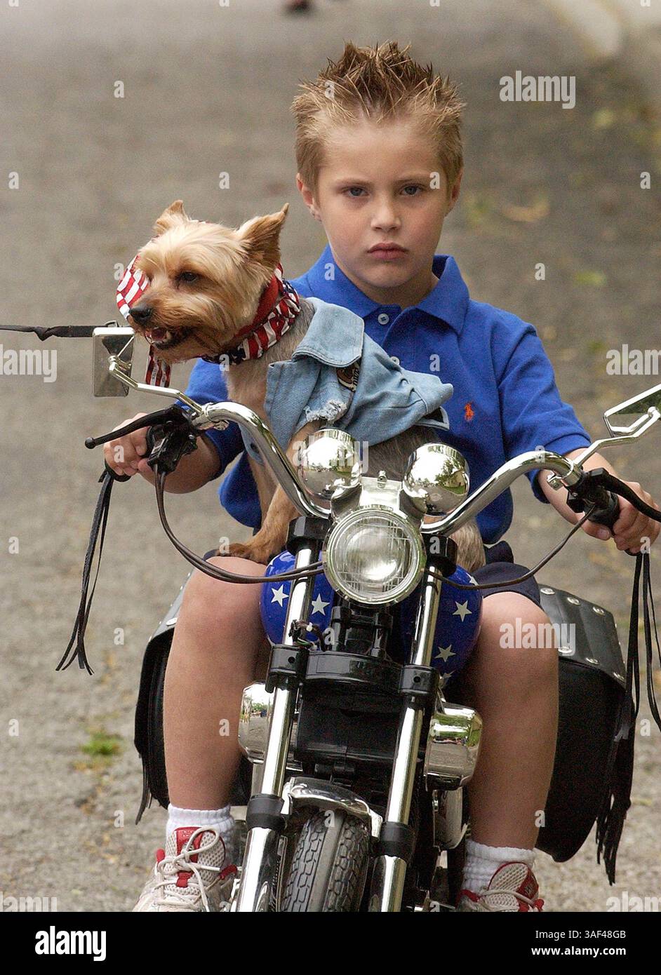 23 aprile 2005; San Antonio , TX, USA; WILL JOYNER, 5 anni, e la sua Yorkie Belle, percorreranno il percorso della parata durante l'annuale Fiesta Pooch Parade di sabato 23 aprile 2005. Credito obbligatorio: Foto di Helen Montoya/San Antonio Express-News/ZUMA Press. (©) Copyright 2005 di Helen Montoya/San Antonio Express-News Foto Stock