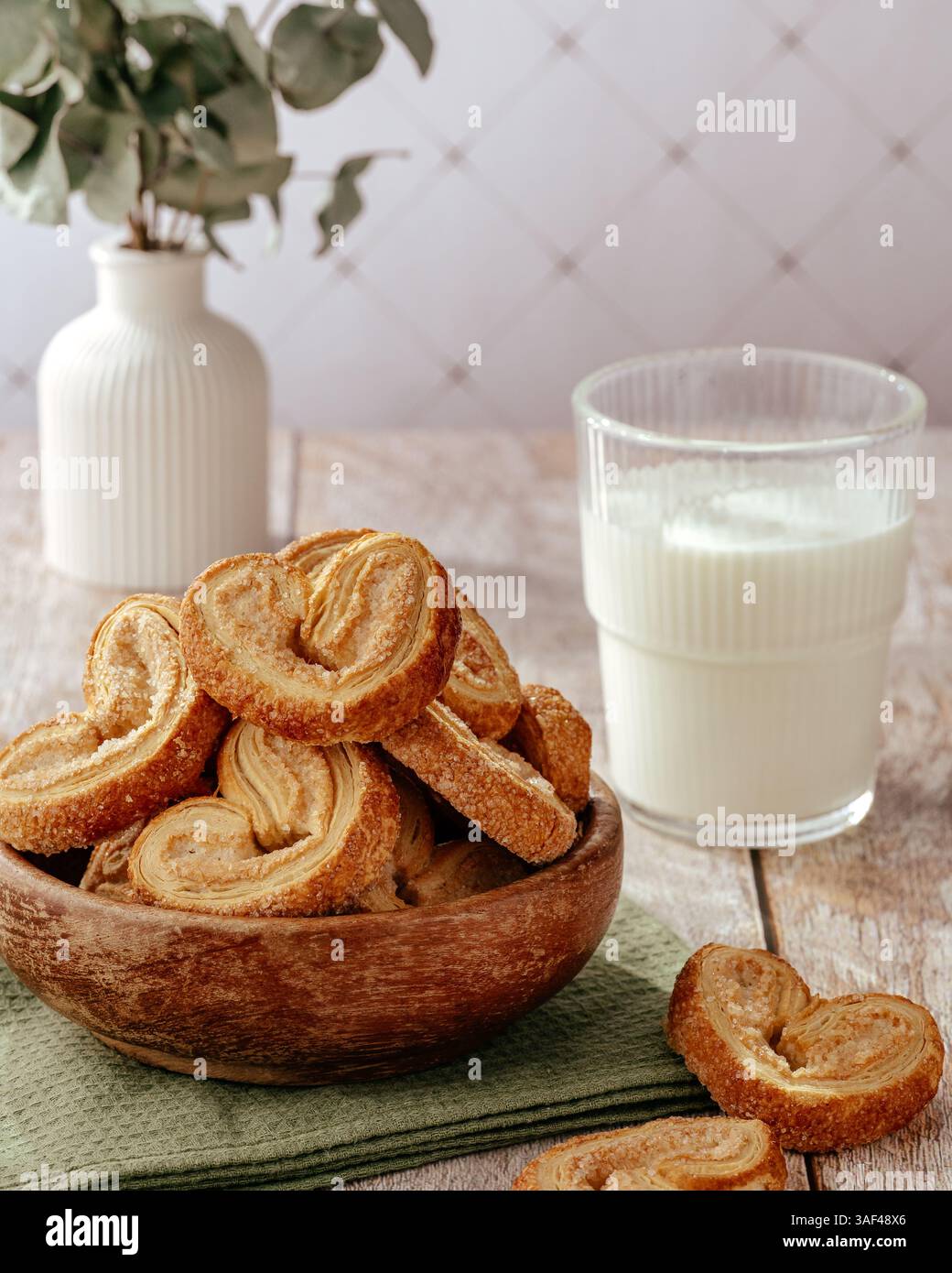 spolverare le orecchie con latte Foto Stock