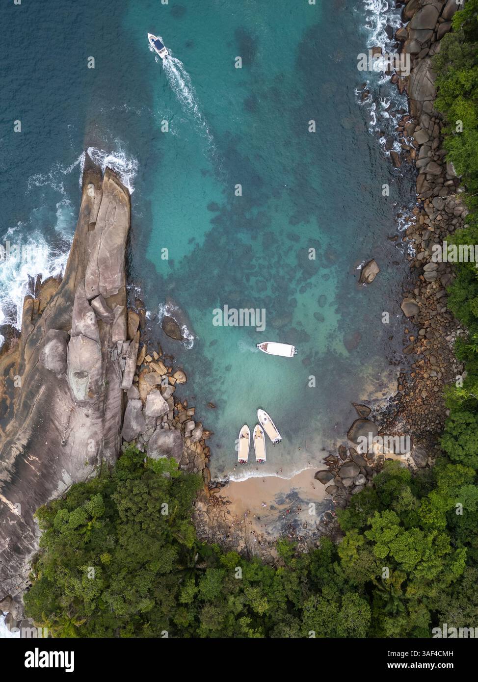 Splendida vista aerea della piccola spiaggia di Caxadac con punto roccioso Foto Stock