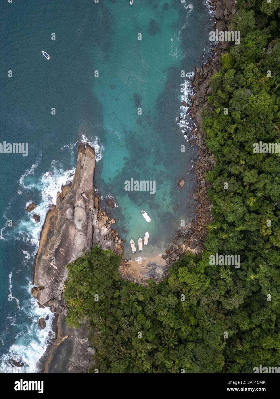 Splendida vista aerea della piccola spiaggia di Caxadac con punto roccioso Foto Stock