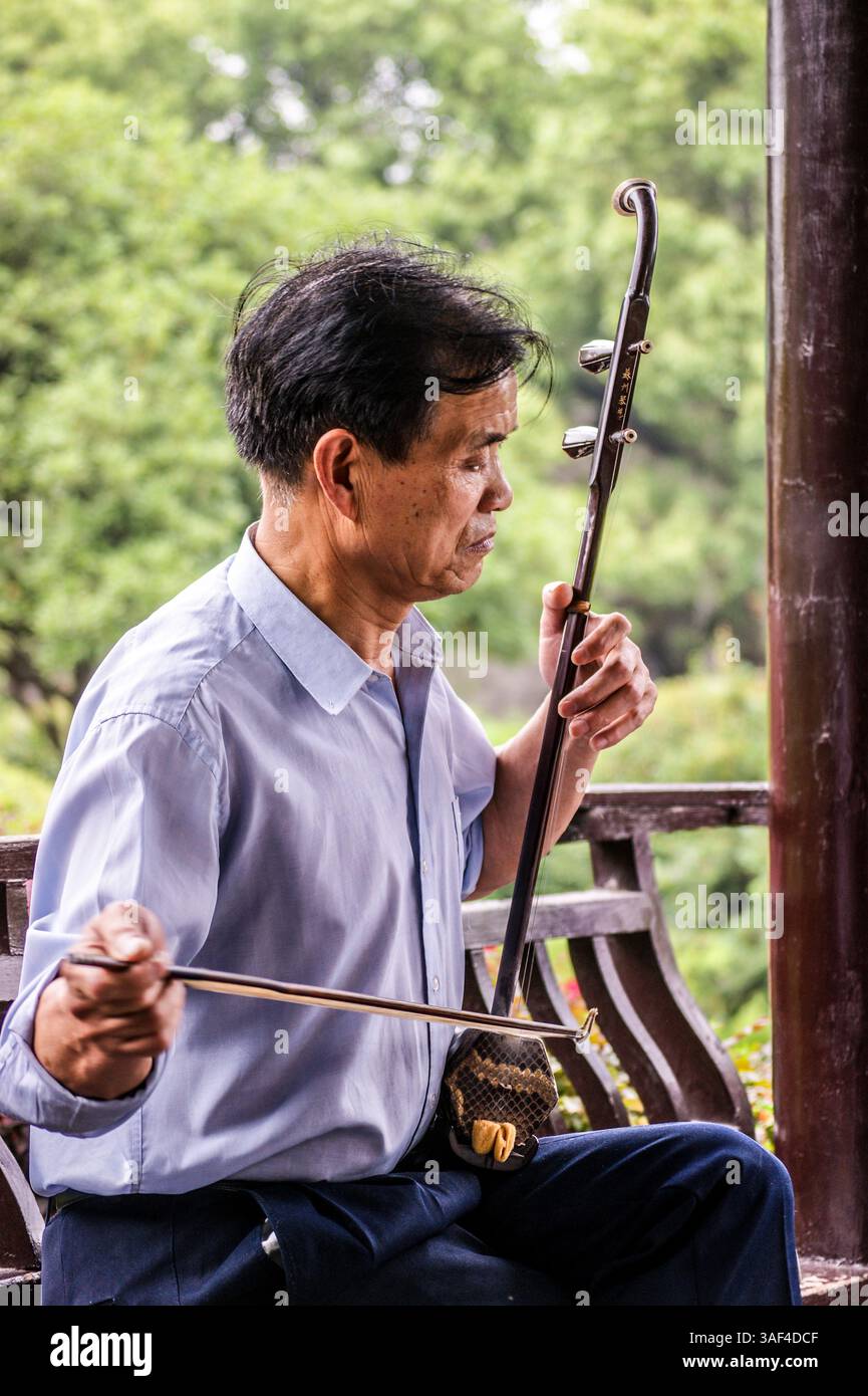 Cinese Erhu violin player, Luna Lago, Città di Ningbo, Zheijang provincia, Cina Foto Stock
