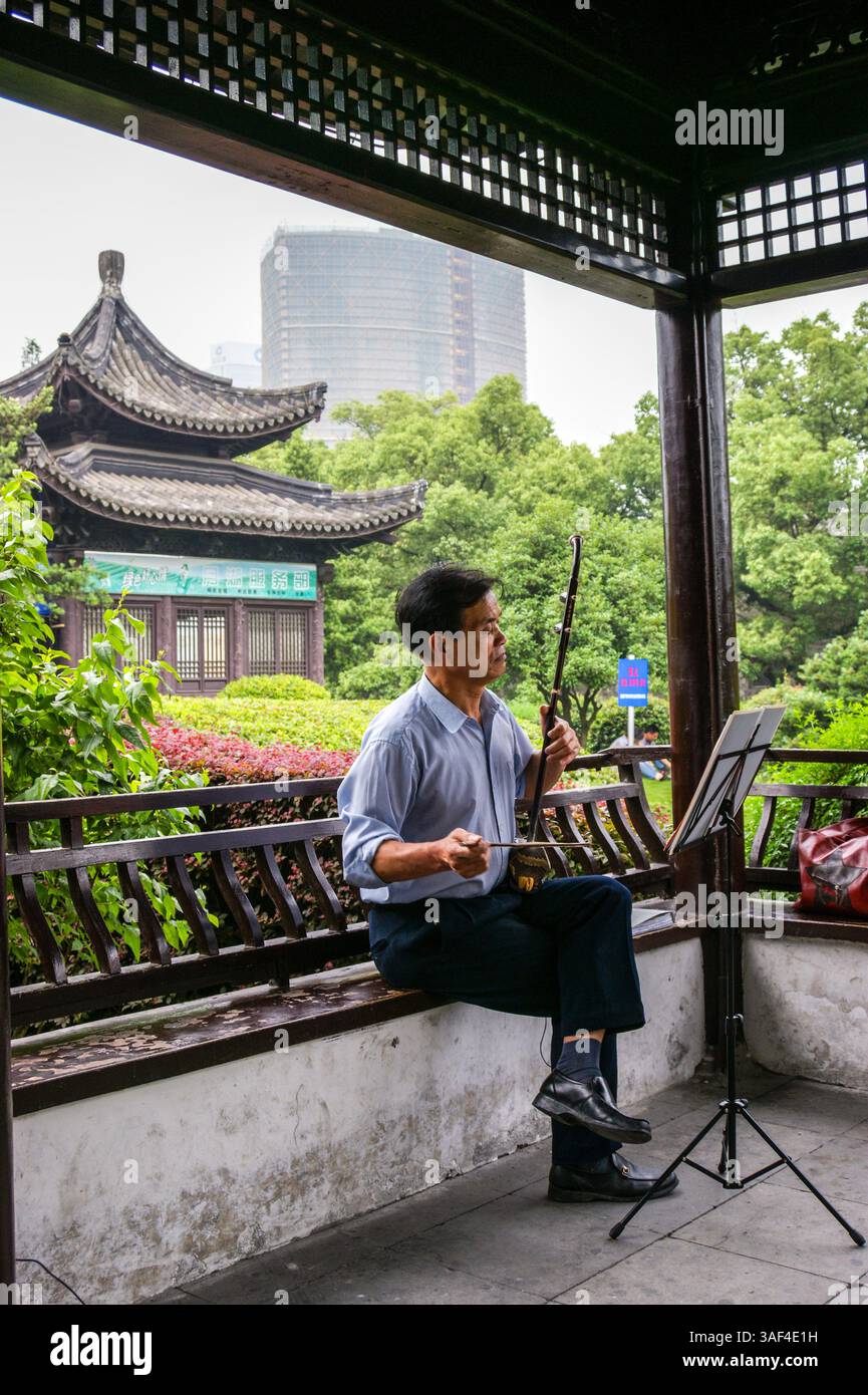 Cinese Erhu violin player, Luna Lago, Città di Ningbo, Zheijang provincia, Cina Foto Stock