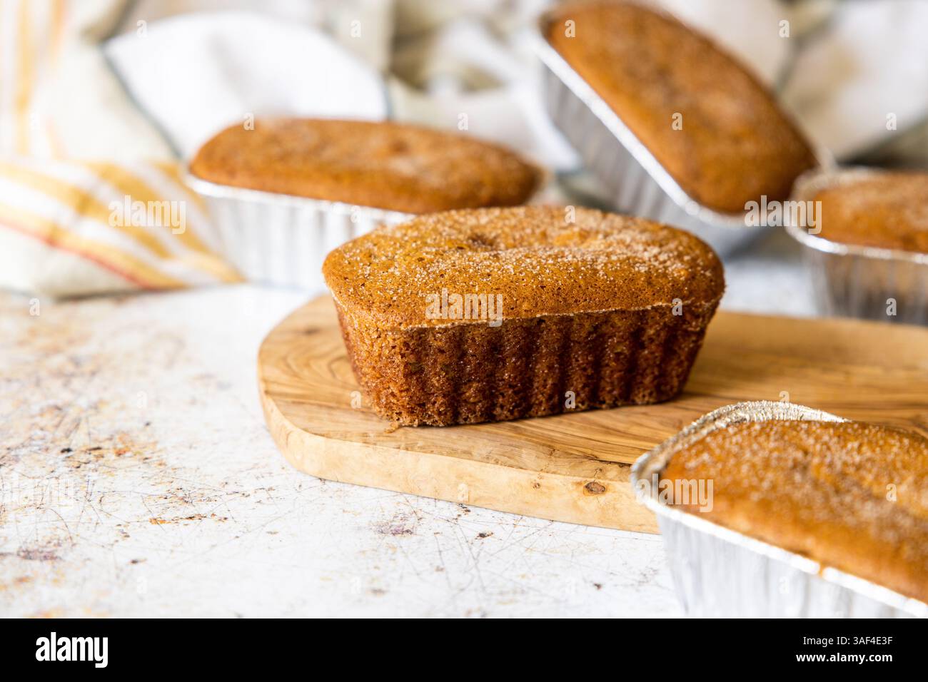 Pani di pane dolce in teglie da forno Foto Stock