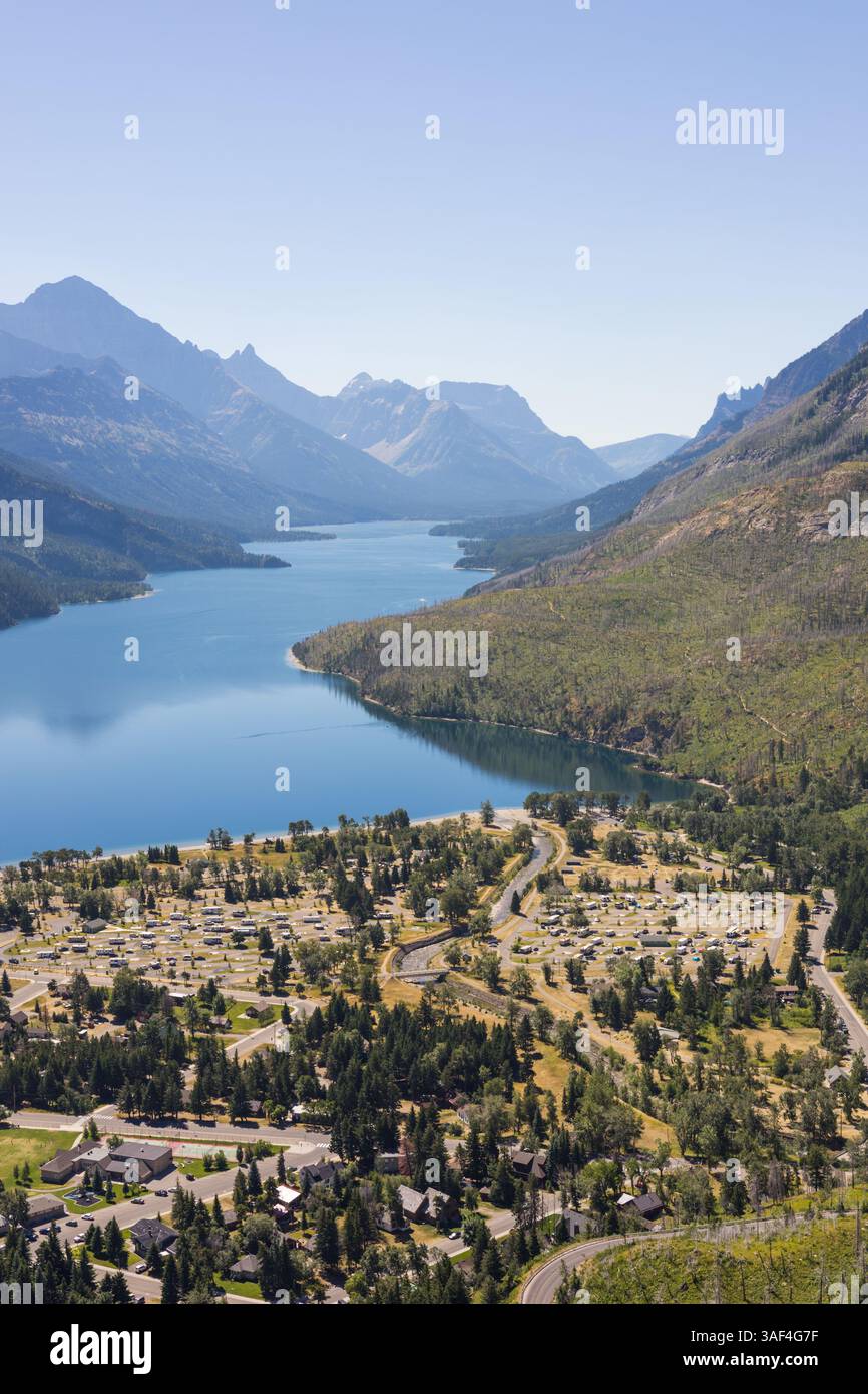 Vista aerea del sito cittadino e del lago di Waterton Park con caminetto Foto Stock