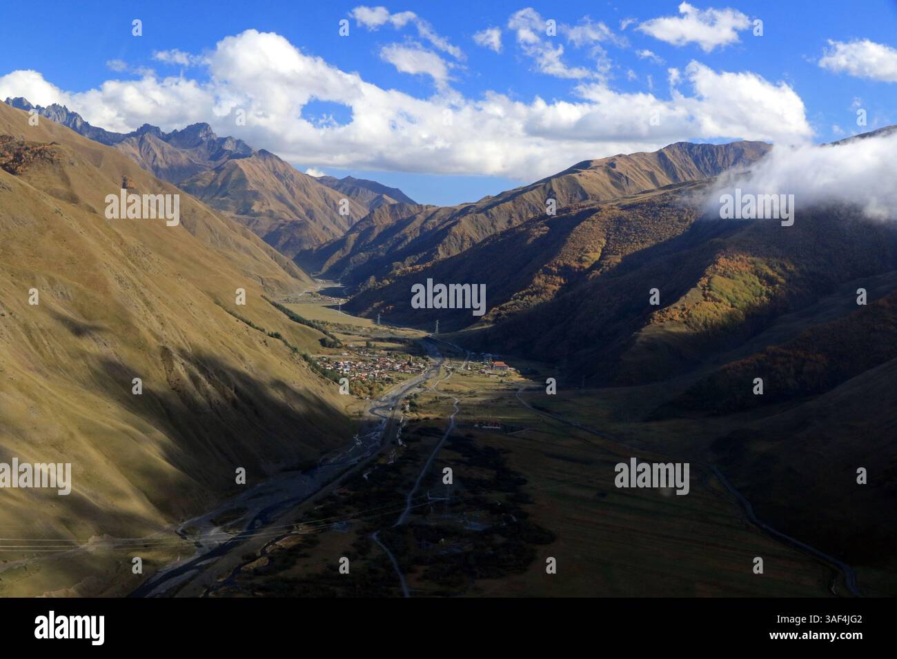 Stepantsminda, fotografia aerea, Kazbegi, Georgia Foto Stock
