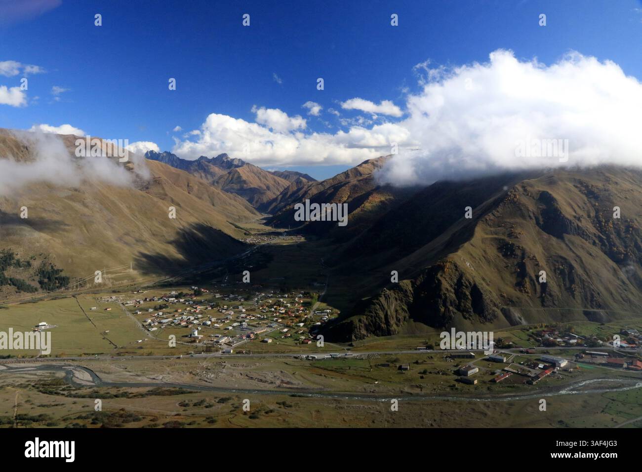 Stepantsminda, fotografia aerea, Kazbegi, Georgia Foto Stock