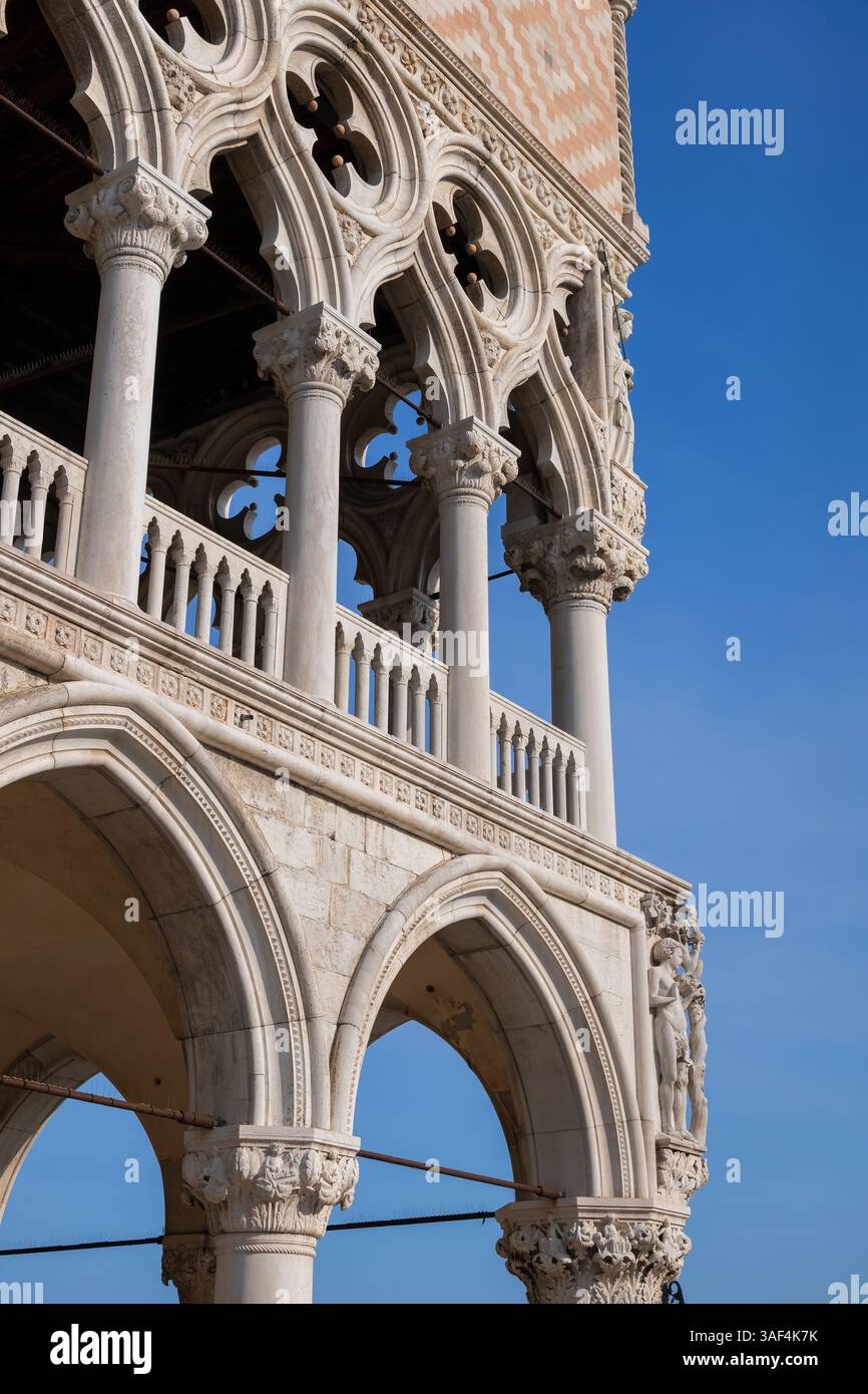 Il Palazzo Ducale (Palazzo Ducale) dettagli architettonici nella città di Venezia, Italia. Architettura gotica veneziana, angolo colonnato ad arco. Foto Stock