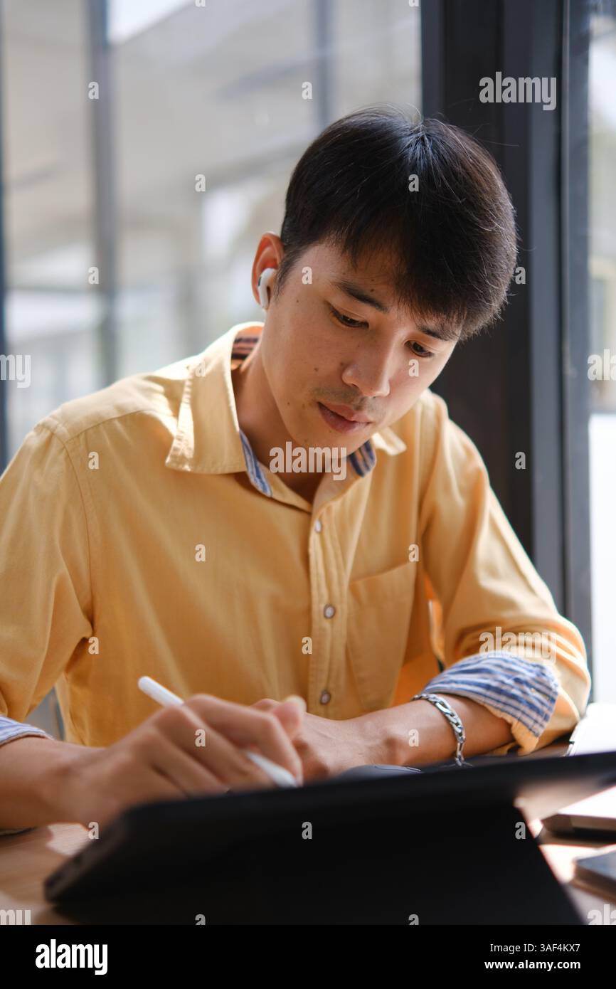 Studente che studia online e si prepara per gli esami Foto Stock