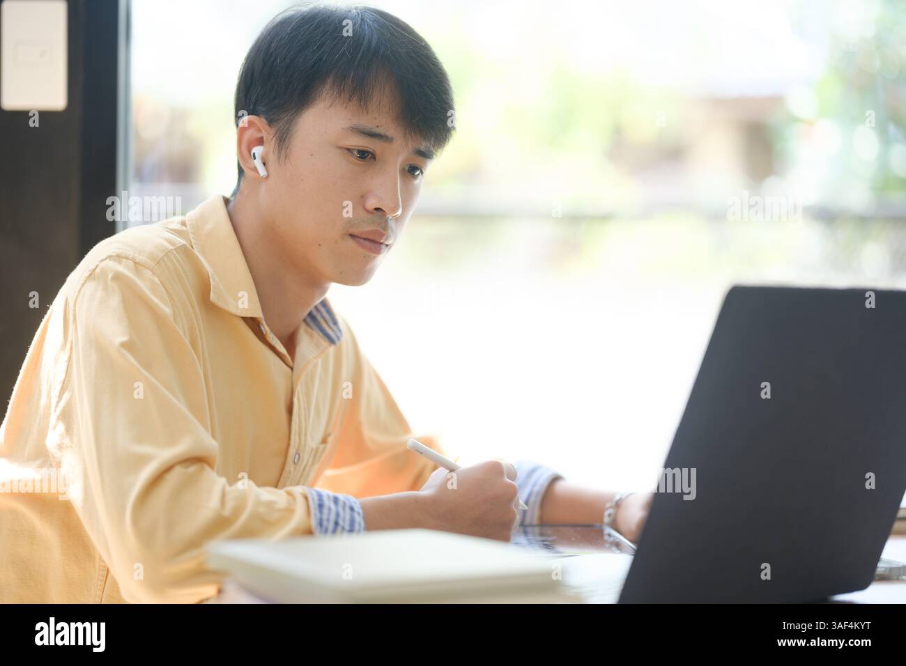 Studente che studia online e si prepara per gli esami Foto Stock