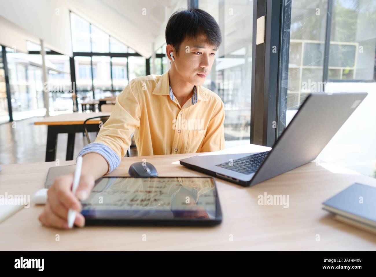 Studente che studia online e si prepara per gli esami Foto Stock
