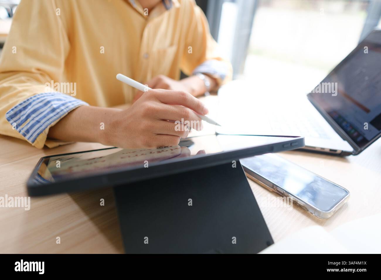 Studente che studia online e si prepara per gli esami Foto Stock