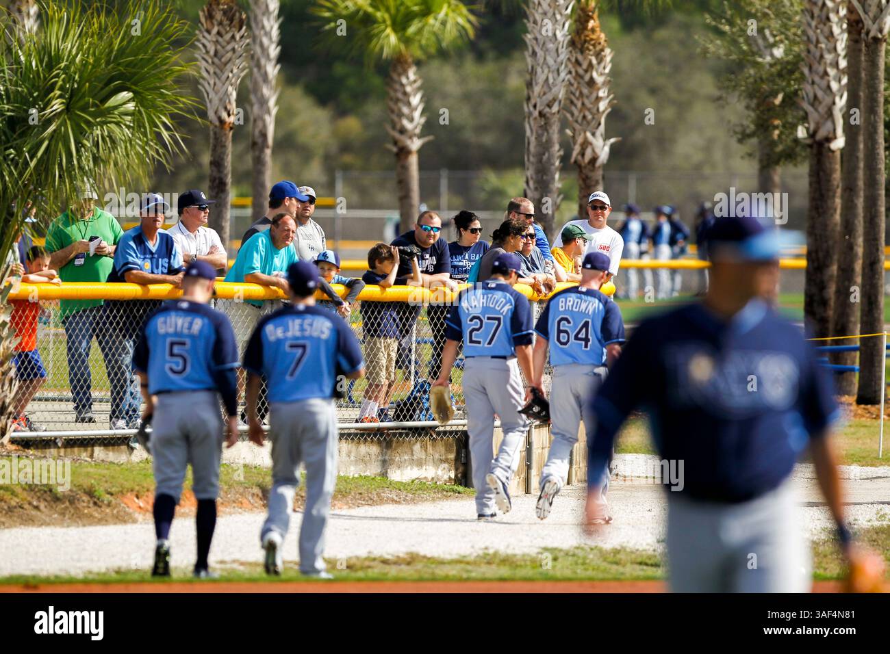 1 marzo 2015 - Port Charlotte, Florida, Stati Uniti - WILL VRAGOVIC | TIMES. I tifosi dei Tampa Bay Rays allineano le recinzioni mentre i giocatori girano tra i campi di allenamento durante il campo di allenamento primaverile al Charlotte Sports Park di Port Charlotte, in Florida, domenica 1° marzo 2015. (Immagine di credito: © Will Vragovic/Tampa Bay Times/ZUMA Wire) Foto Stock