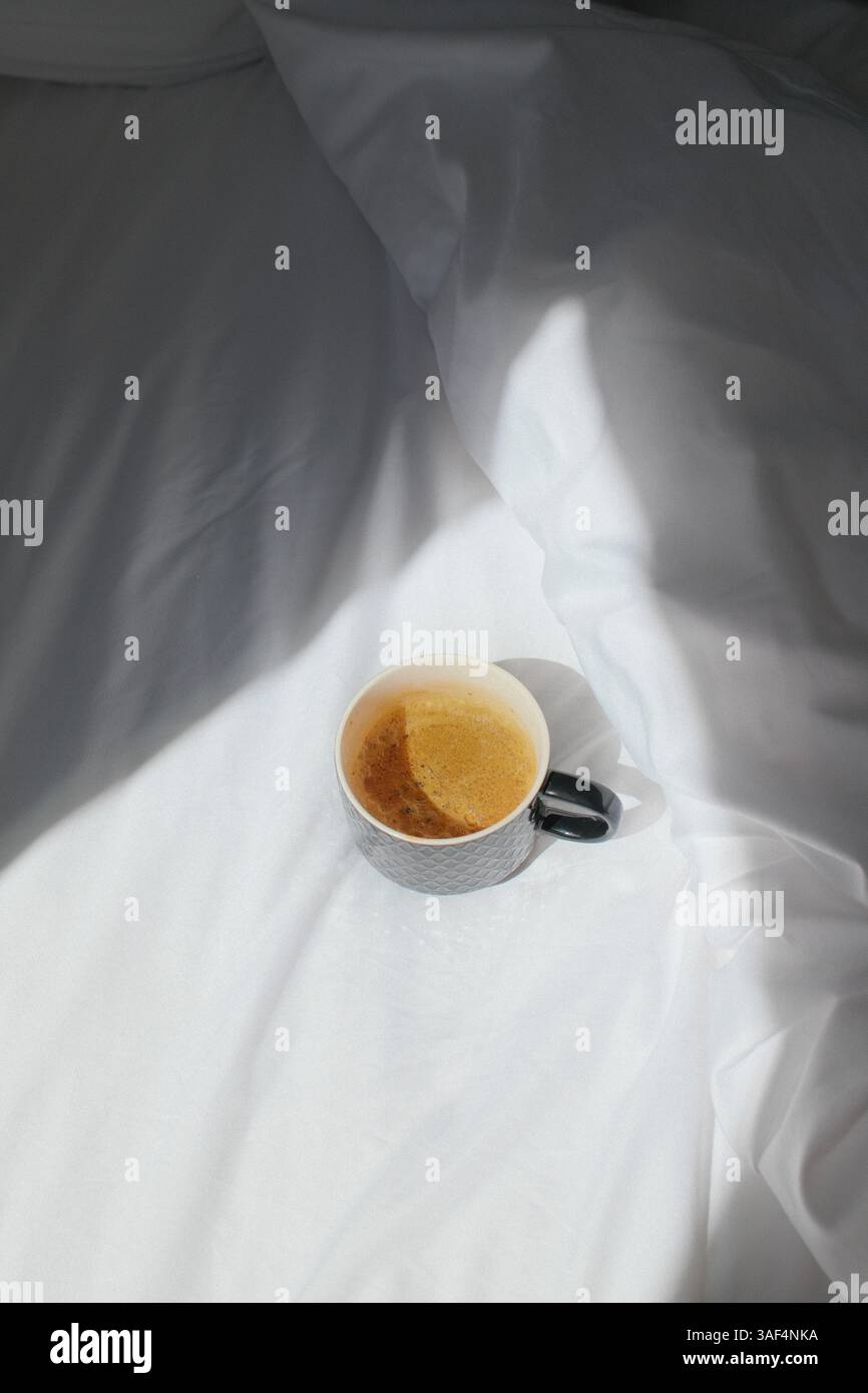 Calmo caffè mattutino a letto per un weekend accogliente Foto Stock