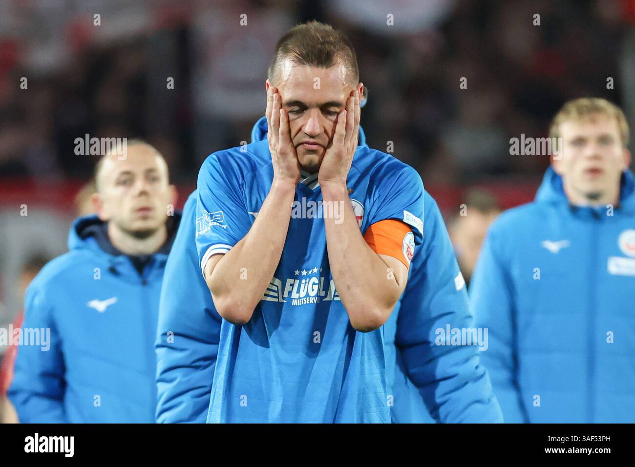 Essen, Germania. 6 aprile 2025. 3) Liga - Rot Weiss Essen - FC Hansa Rostock am 06.04.2025 im Stadion an der Hafenstraße in Essen Enttäuschte Rostocker, Hier mit Franz Pfanne (Rostock 23) foto: Osnapix/Marcus Hirnschal DFB regolamenti vietano qualsiasi uso di fotografie come sequenze di immagini e/o quasi-video crediti: dpa/Alamy Live News Foto Stock