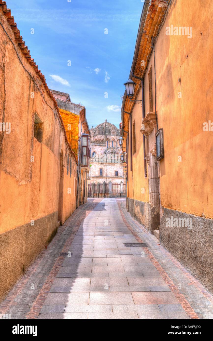 Via Zamora che conduce alla Cattedrale di Spagna in Castiglia e León, edificio religioso storico e luogo di culto Foto Stock