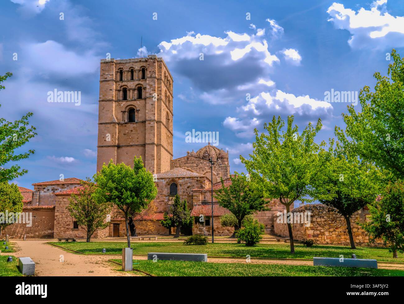 Cattedrale di Zamora in Spagna dai giardini del parco in Castiglia e Leon edificio religioso storico e luogo di culto Foto Stock