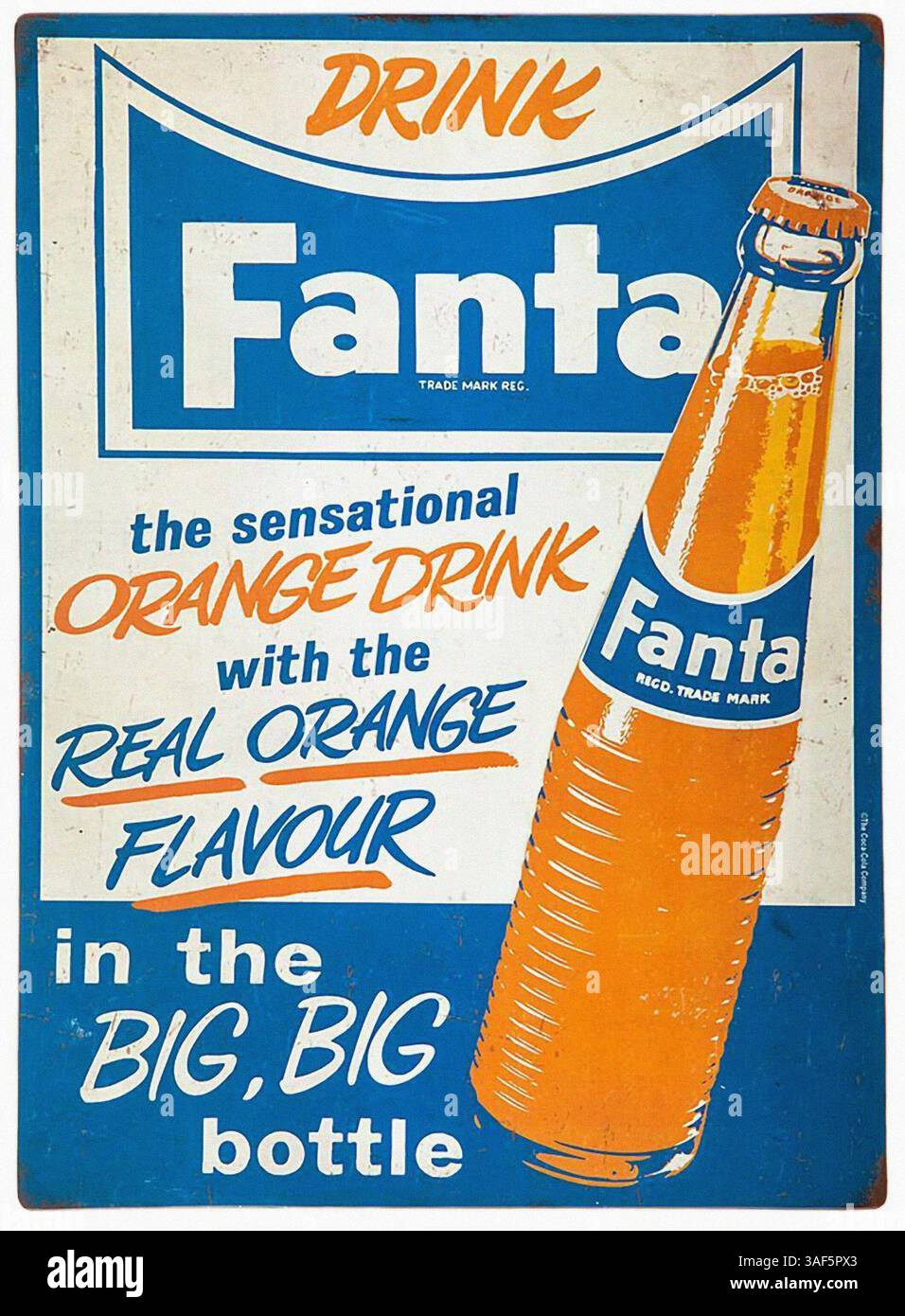 La bevanda all'arancia Fanta fu inventata in Germania durante la seconda guerra mondiale per sostituire la Coca Cola quando gli ingredienti diventarono difficili da reperire. Da allora è rimasto un grande marchio ed è ancora di proprietà della Coke. Queste pubblicità vintage degli anni Sessanta mostrano un design relativamente semplice sulle bottiglie e sulle lattine. Storia sociale, packaging e design dei prodotti. Foto Stock