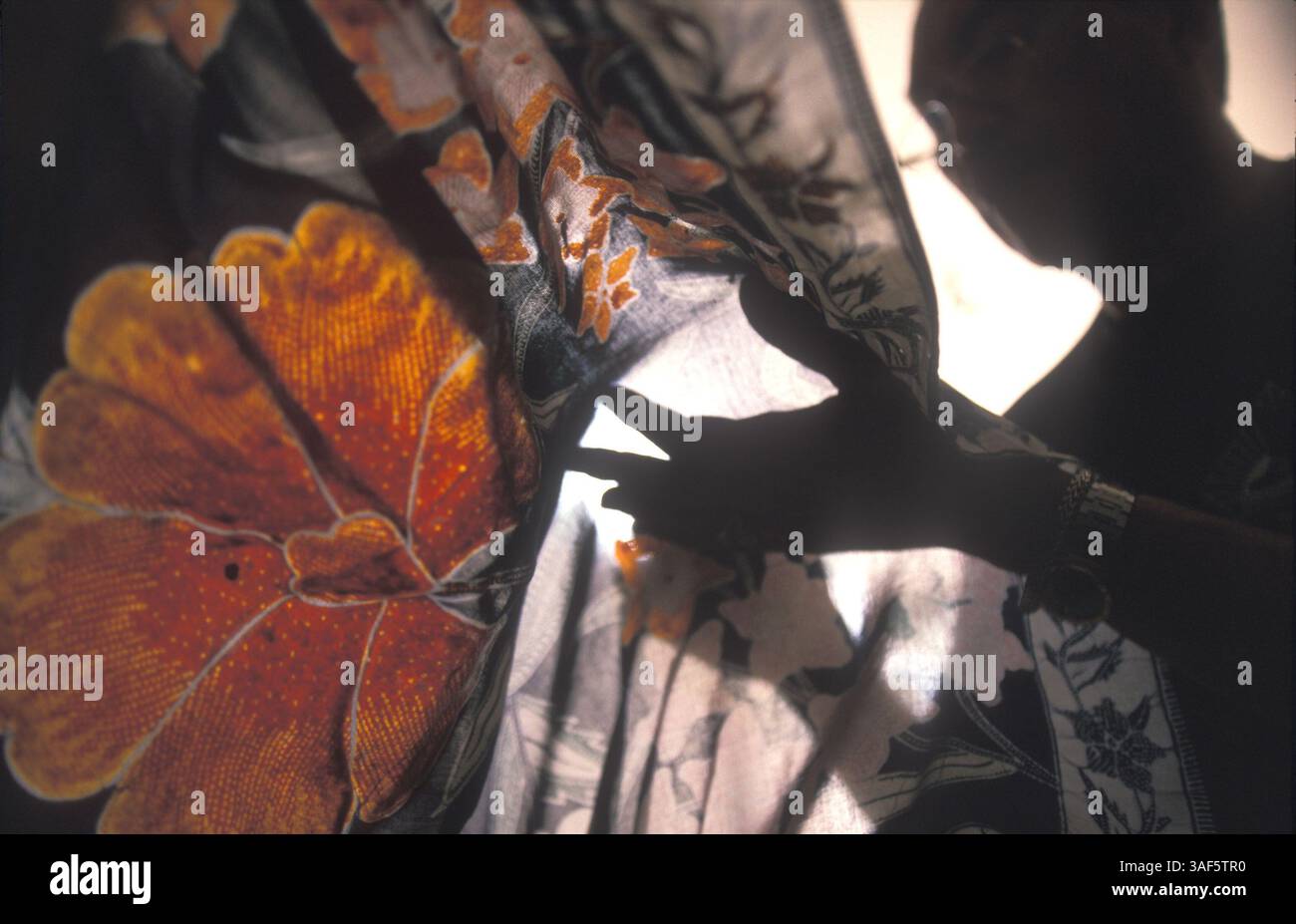 27 marzo 2002; Giacarta, Giava, Indonesia; Iwan Tirta lavora con Chan-ting per fare batik sulla seta nella sua casa nel centro di Giacarta. Iwan Tirta è il primo artista batik che ha realizzato batik sulla seta ed è ben noto per il suo batik più raffinato e il suo forte impegno per la conservazione tradizionale del batik. Foto Stock