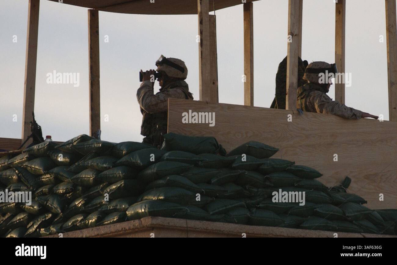 29 gennaio 2005; An Nukhayb, Iraq; due Marines della batteria G, 2nd Battalion, 11th Marine Regiment, guardano all'interno e osservano il posto a An Nukhayb, Iraq gennaio 29. I marines della batteria trascorsero molto tempo a garantire che l'area intorno alla città fosse sicura per le elezioni irachene. I Marines operano all'interno e intorno alla città dallo scorso settembre, quando hanno assunto l'area delle operazioni. Foto Stock