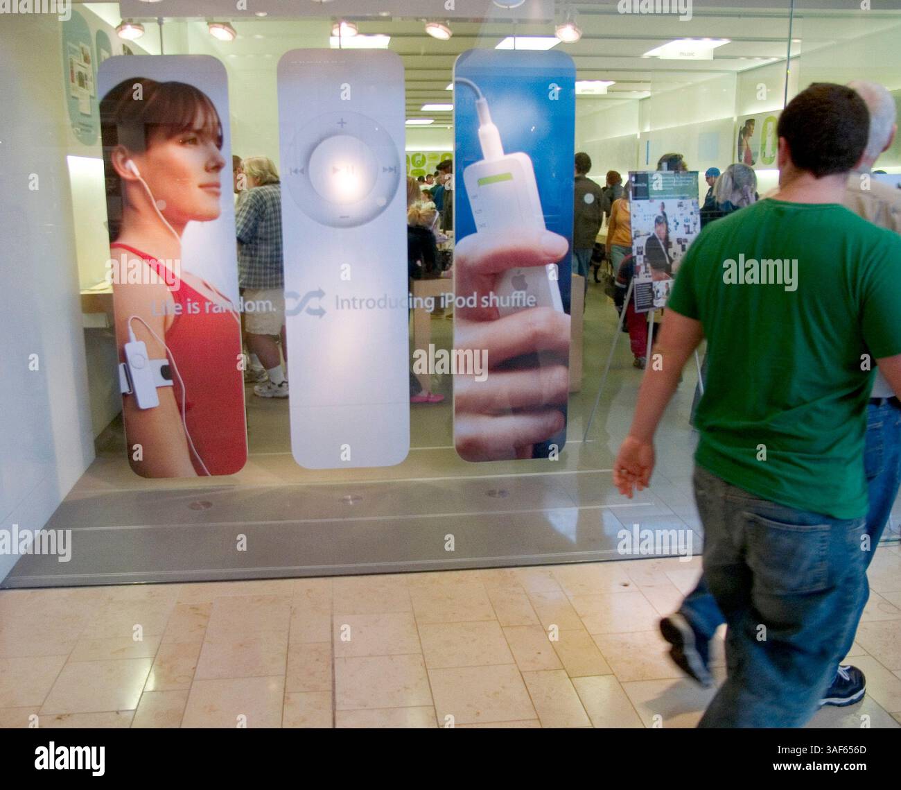 19 febbraio 2005; Mission Viejo, CA, USA; Apple computer, Inc. è un'azienda della Silicon Valley con sede a Cupertino, California, il cui core business è rappresentato dalle tecnologie informatiche. Apple ha contribuito ad avviare la rivoluzione dei personal computer negli anni '1970 con il suo Apple II e lo ha modellato negli anni '1980 e da allora con il Macintosh. Apple è nota per software e hardware innovativi, come l'iMac, il suo lettore musicale digitale iPod e l'iTunes Music Store. Missione aziendale di Apple: Rendere la potenza del computing disponibile e accessibile a tutti. Nella foto: Apple store al Mission Viejo Mall, dove bambini e persone Foto Stock