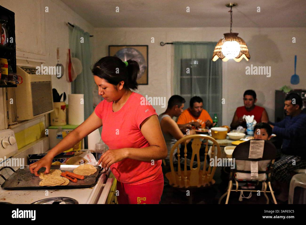22 gennaio 2015 - Plant City, Florida, Stati Uniti - EVE EDELHEIT | Times. Maria Zuâ€“iga prepara la cena per gli zii di Angel, Jose e Jose nella loro casa a Plant City il 22 gennaio 2015. Mentre i membri della casa ruotano le responsabilità dei pasti, Maria spesso prepara il pranzo e la cena per la famiglia. (Immagine di credito: © Eve Edelheit/Tampa Bay Times/ZUMA Wire) Foto Stock