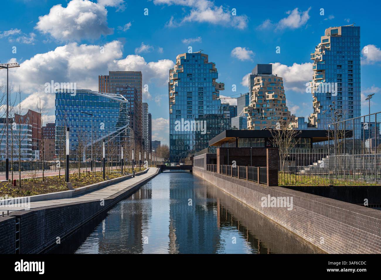 Skyline di Amsterdam Zuidas, moderno quartiere finanziario di Amsterdam conosciuto per la sua architettura futuristica Foto Stock