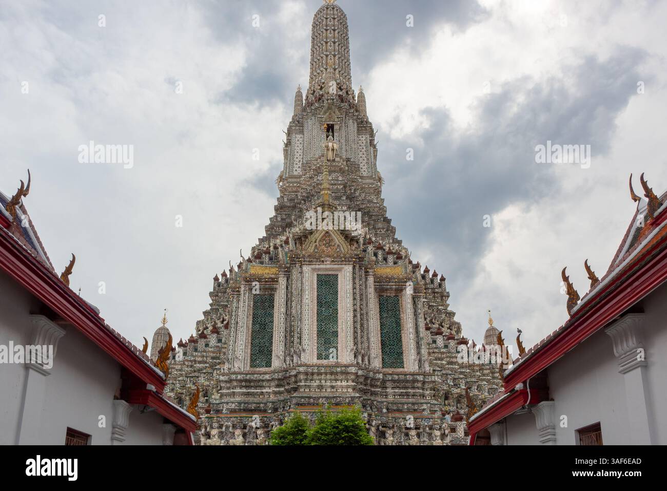 Colorato e dettagliato edificio architettonico a pagoda al Wat Arun di Bangkok in Thailandia in una giornata nuvolosa Foto Stock