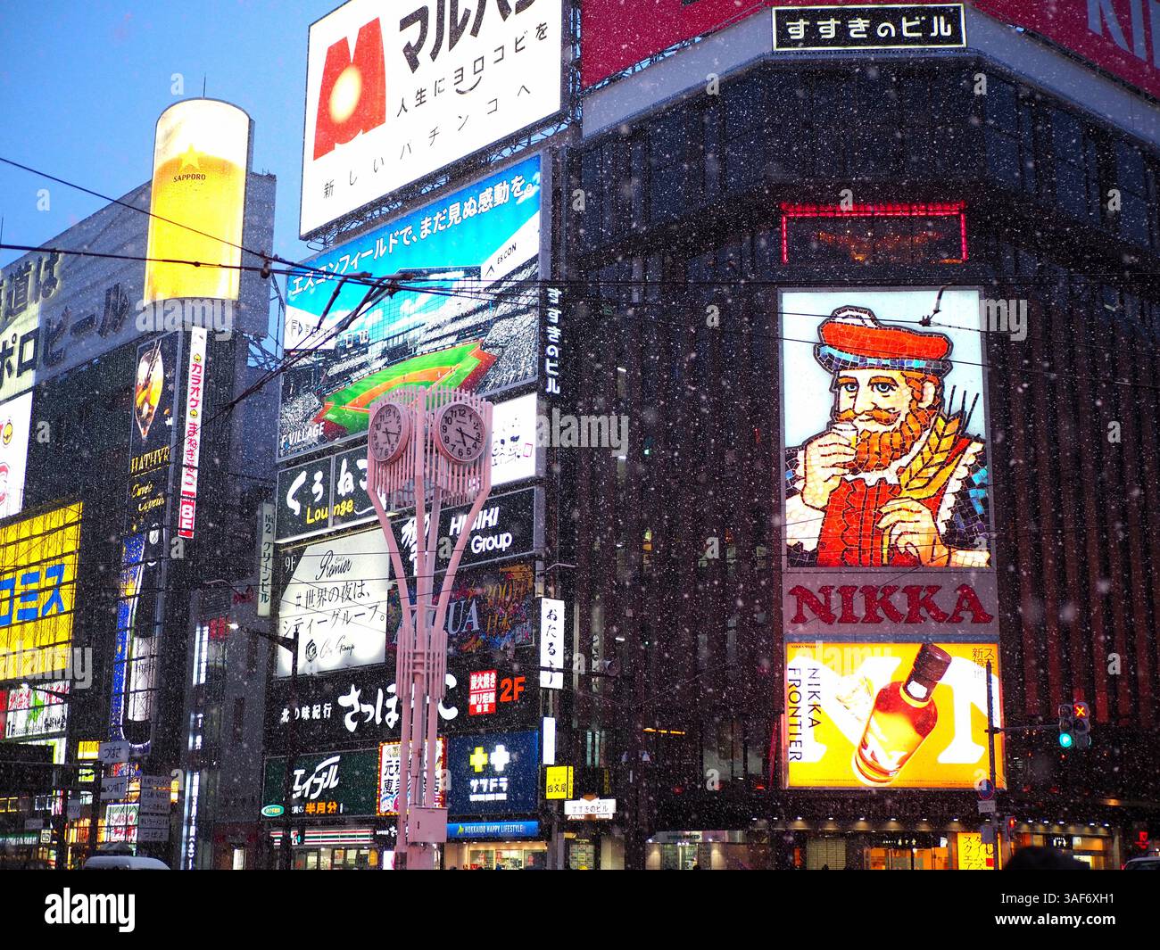 Notte di neve a Susukino, Sapporo con l'iconico cartello Nikka Whisky Neon Foto Stock