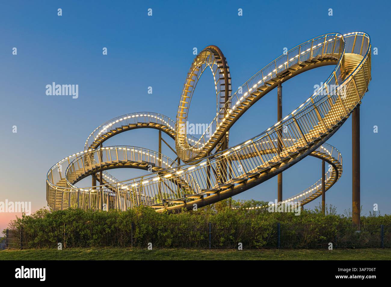 Una serata al crepuscolo e all'ora blu al "Tiger & Turtle - Magic Mountain" ad Angerpark a Wanheim-Angerhausen, Duisburg, Renania settentrionale-Vestfalia, Germa Foto Stock