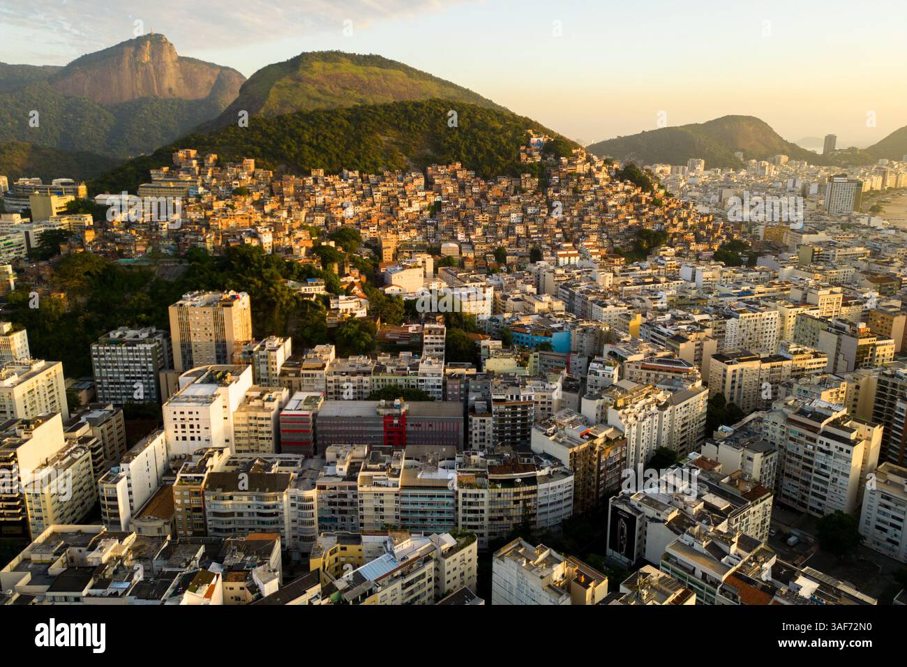 Veduta aerea dello Slum Cantagalo e del quartiere Ipanema sottostante, Rio de Janeiro, Brasile Foto Stock