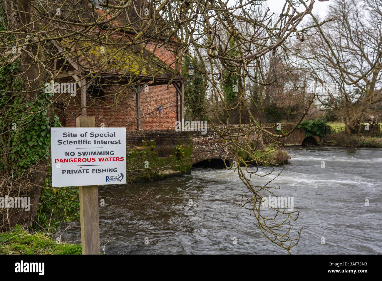 Cartello "sito di interesse speciale" fuori Sadler's Mill lungo il fiume test a Romsey, Hampshire, Inghilterra, Regno Unito Foto Stock