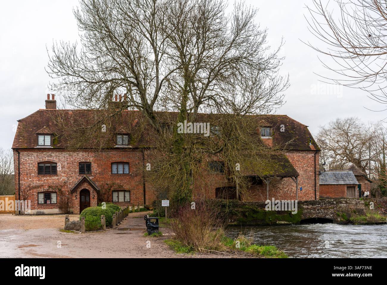 Sadler's Mill - un mulino ad acqua lungo il Romsey Heritage Trail e River test a Romsey, Hampshire, Inghilterra, Regno Unito Foto Stock