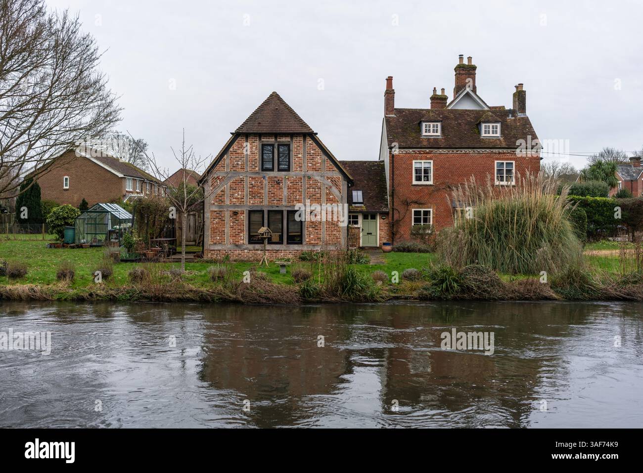 Cottage/edifici lungo il fiume test lungo il Romsey Heritage Trail durante l'inverno, Romsey, Hampshire, Inghilterra, Regno Unito Foto Stock