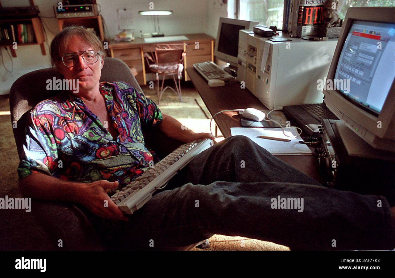NP.92362.- - CONSEGNA A:. Tech Times.- -.9/22/1999.- -. PALM HARBOR.- -. INFORMAZIONI DIDASCALIA:. Dopo più di 25 anni come programmatore di computer, Chris Clement considera il suo background solido ma le sue prospettive di lavoro incerte -- anche se centinaia di migliaia di posti di lavoro nel suo campo sono aperti in tutto il paese. Il problema: Clement lavora sui computer mainframe, i computer grandi e potenti utilizzati dalle aziende. Mentre il lavoro di Y2K si esaurisce, mentre le aziende passano ai sistemi "server" basati su PC, e man mano che si sviluppano nuovi linguaggi di programmazione, i programmatori veterani come Clement trovano sempre più difficile stabilirsi Foto Stock
