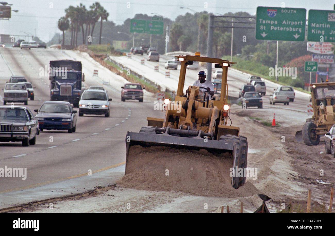 TP.93845.- - CONSEGNARE A:. Tampa metro.- -.10/20/1999.- -.Tampa.- -. DIDASCALIA INFO:.***1- Robert Davis (cq), un lavoratore per costruttori ZiCORP a San Pietroburgo utilizza un caricatore frontale per diffondere materiale stradale sulla mediana accanto alla corsia nord della i-275 tra le uscite Sligh Avenue e Hillsborough Avenue a Tampa mercoledì mattina (Credit Image: St Petersburg Times/ZUMAPRESS.com) Foto Stock