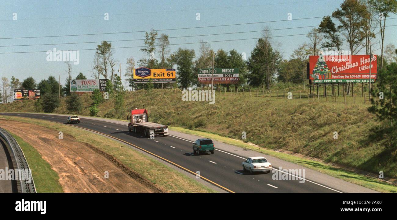 HT.94692.- CONSEGNARE A:. Hernando Desk.- 11/5/99.- Brooksville.- DIDASCALIA INFO:. Una serie di cartelloni può essere vista viaggiando verso nord sulla i-75 a pochi chilometri a sud della SR50. Dato che altre contee hanno messo al bando i cartelloni pubblicitari, Hernando ne ha subito un drammatico aumento.--- Times foto di:. Maurice Rivenbark.- -. Storia di:.DeWitt.- -. SCANSIONATO DA:.mr.- - DATA DI ESECUZIONE: (Immagine di credito: St Petersburg Times/ZUMAPRESS.com) Foto Stock