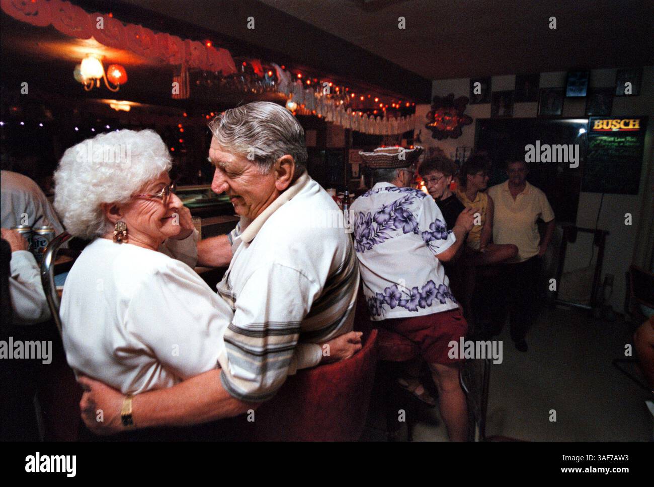 CI.94822.- - CONSEGNA A:. Citrus Desk.- -.10/17/99.- -. Citrus County.- -. DIDASCALIA INFO: Come una scena che potrebbe essere accaduta più di cinquant'anni prima, come un soldato in congedo ha cercato di dimenticare i suoi problemi, Bill Sarff (cq) si gode un momento al bar con sua moglie Dova (cq) durante una festa di Halloween al Floral City VFW Post 7122. Il Post, anche se ha solo sette anni, sta prosperando. ÒWe donÕt hanno un cannone. Abbiamo un carro armato donÕt. Cerchiamo solo di rendere ogni veterano confortevole,Ó ha detto Lynn Fergerson (immagine di credito: St Petersburg Times/ZUMAPRESS.com) Foto Stock