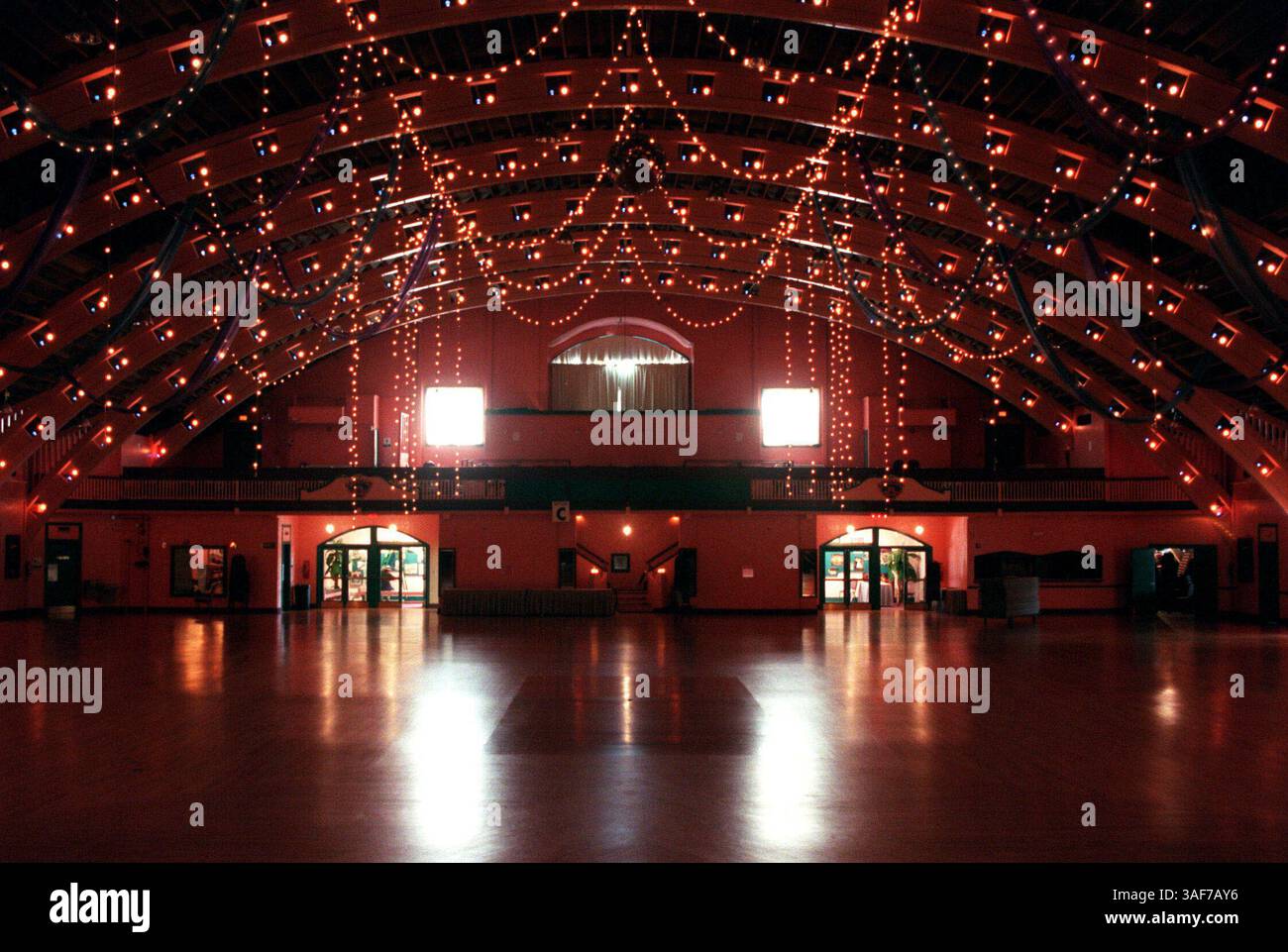 SP.94704.- - CONSEGNA A:.neigh Times.- -.11/8/1999.- -.St Pete.- -. INFORMAZIONI DIDASCALIA:. Le luci incandescenti che si aggrappano dal soffitto aiutano ad illuminare la pista da ballo vuota del Coliseum , che celebra il suo 75° anno al 537 4th Avenue North di San Pietroburgo.- -. Foto di:. Dirk Shadd. Storia di:.lennie bennett.- -. SCANSIONATO DA:.- - DATA DI ESECUZIONE: .11/10/99 (immagine di credito: St Petersburg Times/ZUMAPRESS.com) Foto Stock