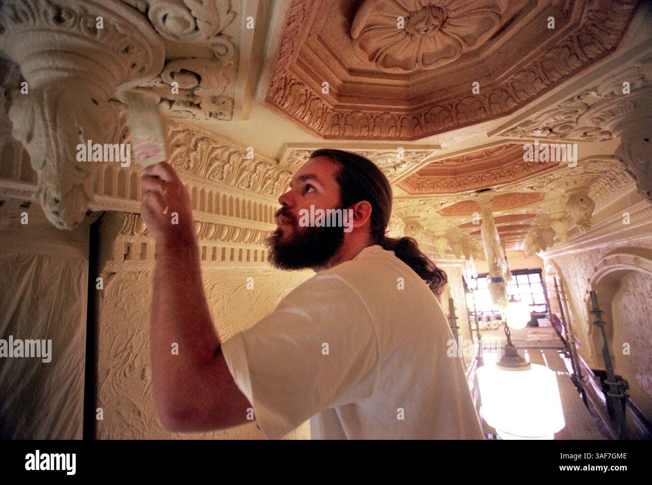 TP.99956.- CONSEGNA A:.tampa.- 21/2/2000.- Tampa.- DIDASCALIA INFO:.Restore 1/1-- Jason Keil, cq, applica un rivestimento di base al soffitto ornato del Tampa Theater Building nel centro di Tampa. Il Tampa Theatre Building e l'adiacente Tampa Theatre sono stati progettati dall'architetto John Eberson, cq dal comunicato stampa. Keil e i suoi colleghi da Bay a Bay Studios a Dunedin stimano che il restauro richiederà tra le 4-6 settimane. Il restauro del Teatro Tampa è stato completato martedì 21 febbraio. (Immagine di credito: St Petersburg Times/ZUMAPRESS.com) Foto Stock