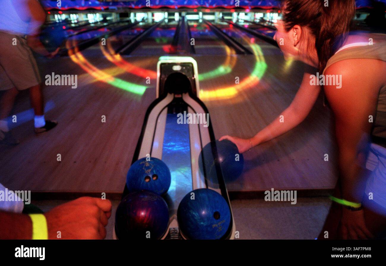 SP.106924.- - CONSEGNA A:.WEEKEND.- -.7/14/2000.- -.ST. PETE.- -. DIDASCALIA INFO:.*** -1- Aymee Laurain (cq), si allontana dalla palla di ritorno prima di salire sulle corsie per un altro tentativo mentre bowling con suo fratello e gli amici all'Extreme Bowl a tarda notte all'AMF Kenneth City Lanes, 5890 54th Ave. N. a San Pietroburgo. (Immagine di credito: St Petersburg Times/ZUMAPRESS.com) Foto Stock SP.106924.- - CONSEGNA A:.WEEKEND.- -.7/14/2000.- -.ST. PETE.- -. DIDASCALIA INFO:.*** -1- Aymee Laurain (cq), si allontana dalla palla di ritorno prima di salire sulle corsie per un altro tentativo mentre bowling con suo fratello e gli amici all'Extreme Bowl a tarda notte all'AMF Kenneth City Lanes, 5890 54th Ave. N. a San Pietroburgo. (Immagine di credito: St Petersburg Times/ZUMAPRESS.com) Foto Stock