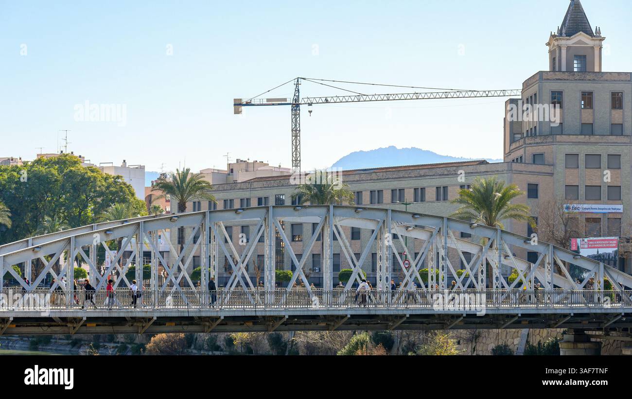 Persone che camminano sul Ponte di ferro sul fiume Segura. Murcia, Spagna - 2023 Foto Stock