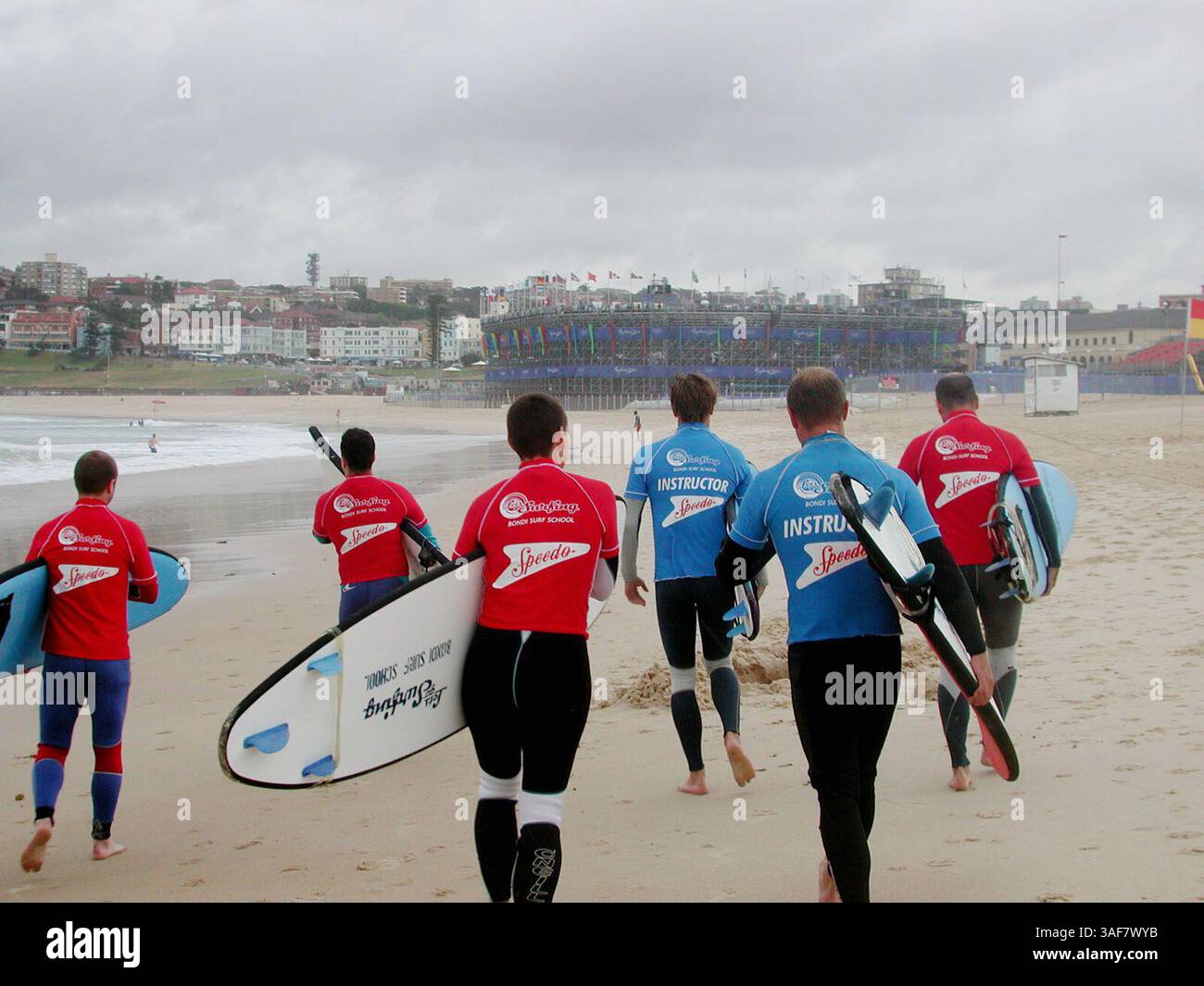 NOTA: FOTO DELLE OLIMPIADI ESTIVE DI TERRY TOMALIN - gli studenti della Let's Go Surf School si dirigono verso Bondi Beach per la loro prima lezione. Sono venuti da Londra, Austria, Stati Uniti e Sydney, Australia per vedere le Olimpiadi. Ma tra un evento e l'altro, hanno preso qualche onda. (Immagine di credito: St Petersburg Times/ZUMAPRESS.com) Foto Stock