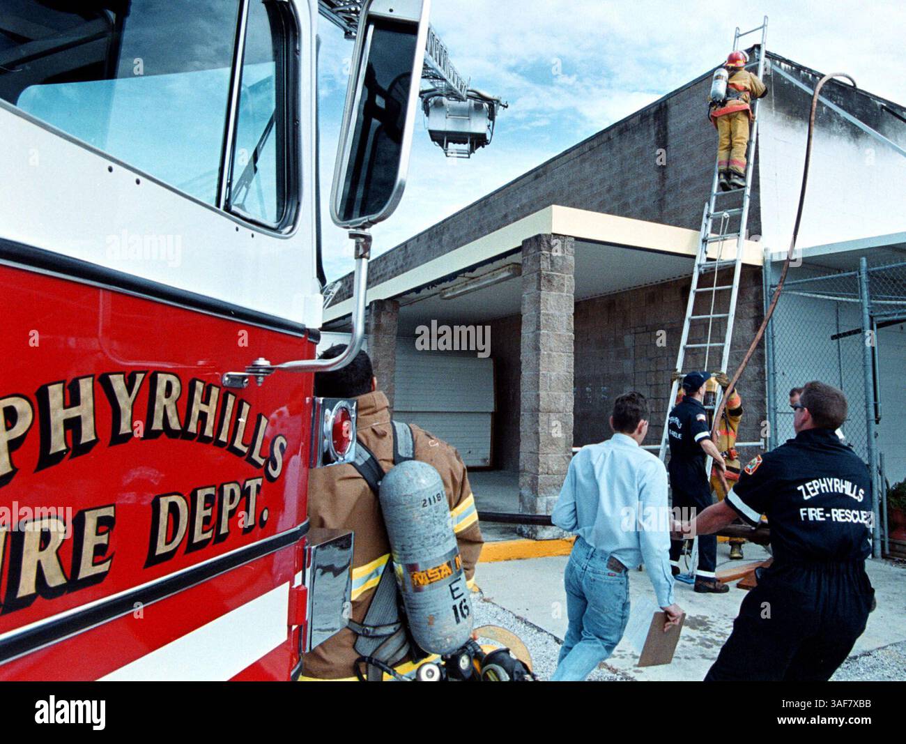 PT.111568.- - CONSEGNARE A:. Pasco desk.- -.10/9/2000.Zephyrhills.- -. INFORMAZIONI DIDASCALIA:. I vigili del fuoco della contea di Pasco e di Zephyrhills si uniscono per combattere un incendio nel tetto del negozio Scotty's nel Westgate Shpping Center all'incrocio tra la SR 54 e Allen Road a Zephyrhills. L'incendio e' iniziato intorno alle 14:30 del pomeriggio. Times Photo by-. Dan McDuffie. Storia di:. Jim thorner..SCANNERIZZATO DA:.mcdu.- - DATA DI ESECUZIONE: .10/10/2000 (immagine di credito: St Petersburg Times/ZUMAPRESS.com) Foto Stock