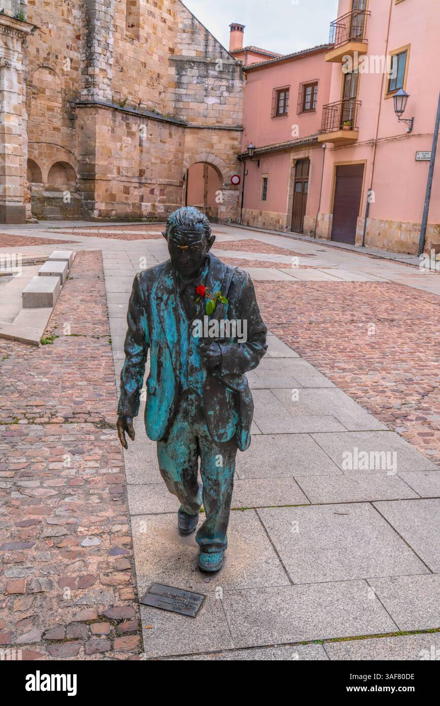 Zamora Spagna, statua della scena della città vecchia al Maestro Hermeninio Ramos Perez in Plaza De San Ildefonso Foto Stock